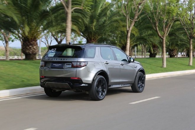 Born to love adventure and test drive the new Land Rover Discovery Sport Edition.