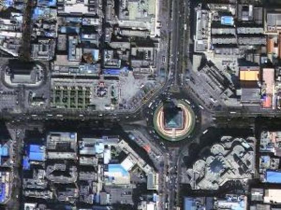 The picture shows the bell tower in Xi 'an, and the driving direction of vehicles on the circular road is clearly discernible.