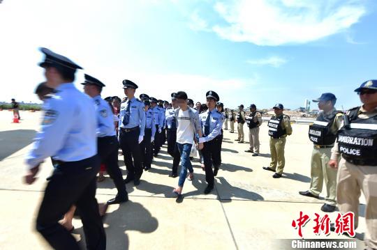 Chongqing police escorted 28 suspects of telecommunication network crimes from Cambodia back to Chongqing.