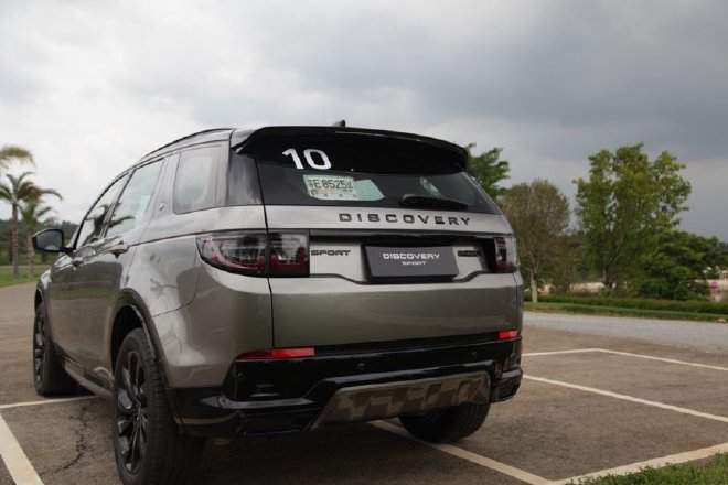 Born to love adventure and test drive the new Land Rover Discovery Sport Edition.